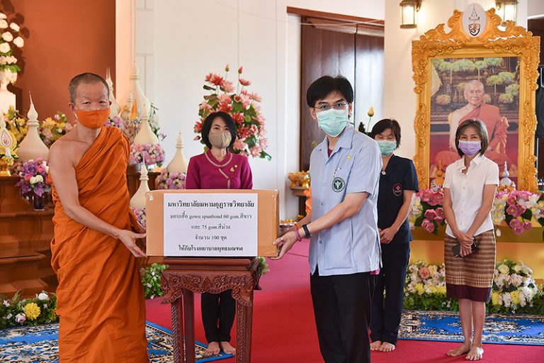 มมร มอบอุปกรณ์ทางการแพทย์ให้แก่โรงพยาบาลในจังหวัดนครปฐม เพื่อให้บุคลากรทางการแพทย์ใช้ป้องกันโควิด-19