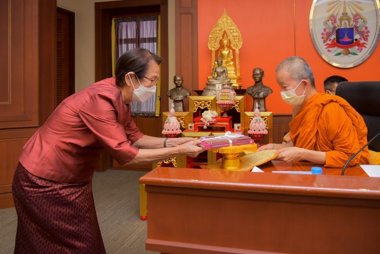 ศาสตราจารย์เกียรติคุณ คุณหญิงไขศรี ศรีอรุณ มอบหนังสือให้ห้องสมุด มมร เพื่อเป็นประโยชน์สำหรับการค้นคว…